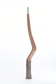 Skulptur mit gebogenen Holzteilen und Alu-Applikationen.