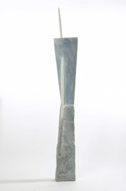 Stand-Skulptur mit zementummantelten Holzsockel.