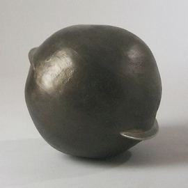 Holz-Skulptur, kugelförmig, mit integrierten Eisenschneiden.