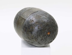 Klein-Skulptur: ovale Raumform mit Eisenring