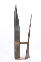 Abstrakte Holzskulptur: 2 Holzteile symbolisieren ein sich umfassendes Paar