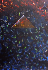 Dreiecke, rötlich, vor dunkelblauem Hintergrund.